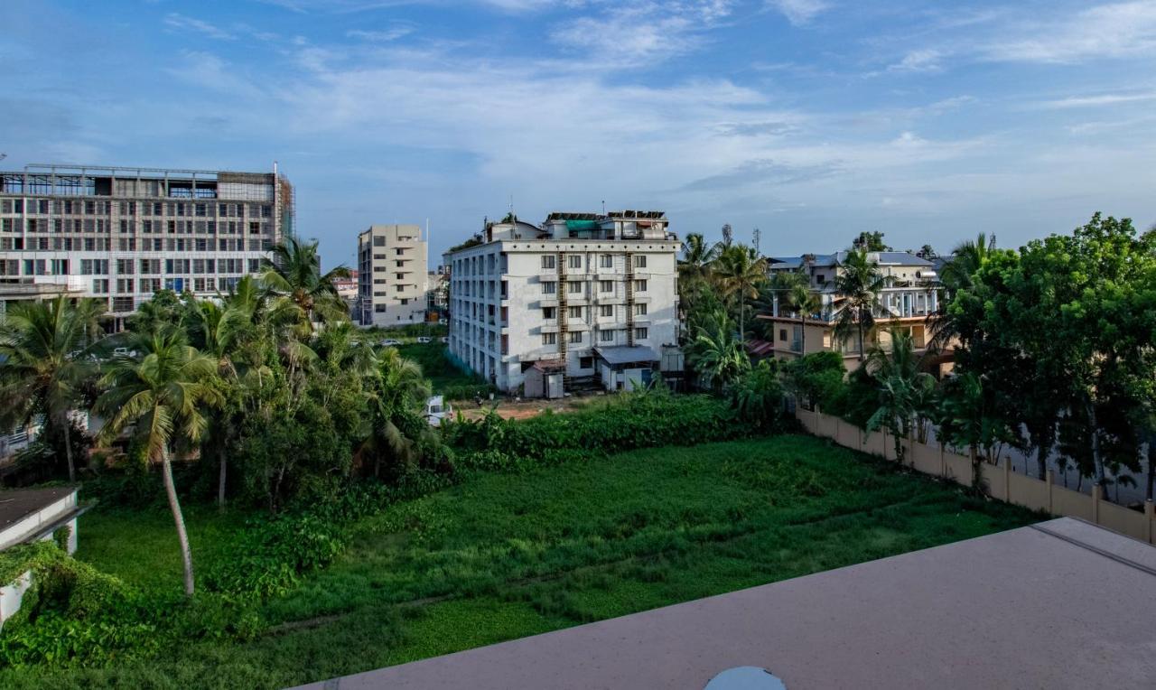 Treebo Amigos Residency Cochin Airport Hotel Kochi Esterno foto