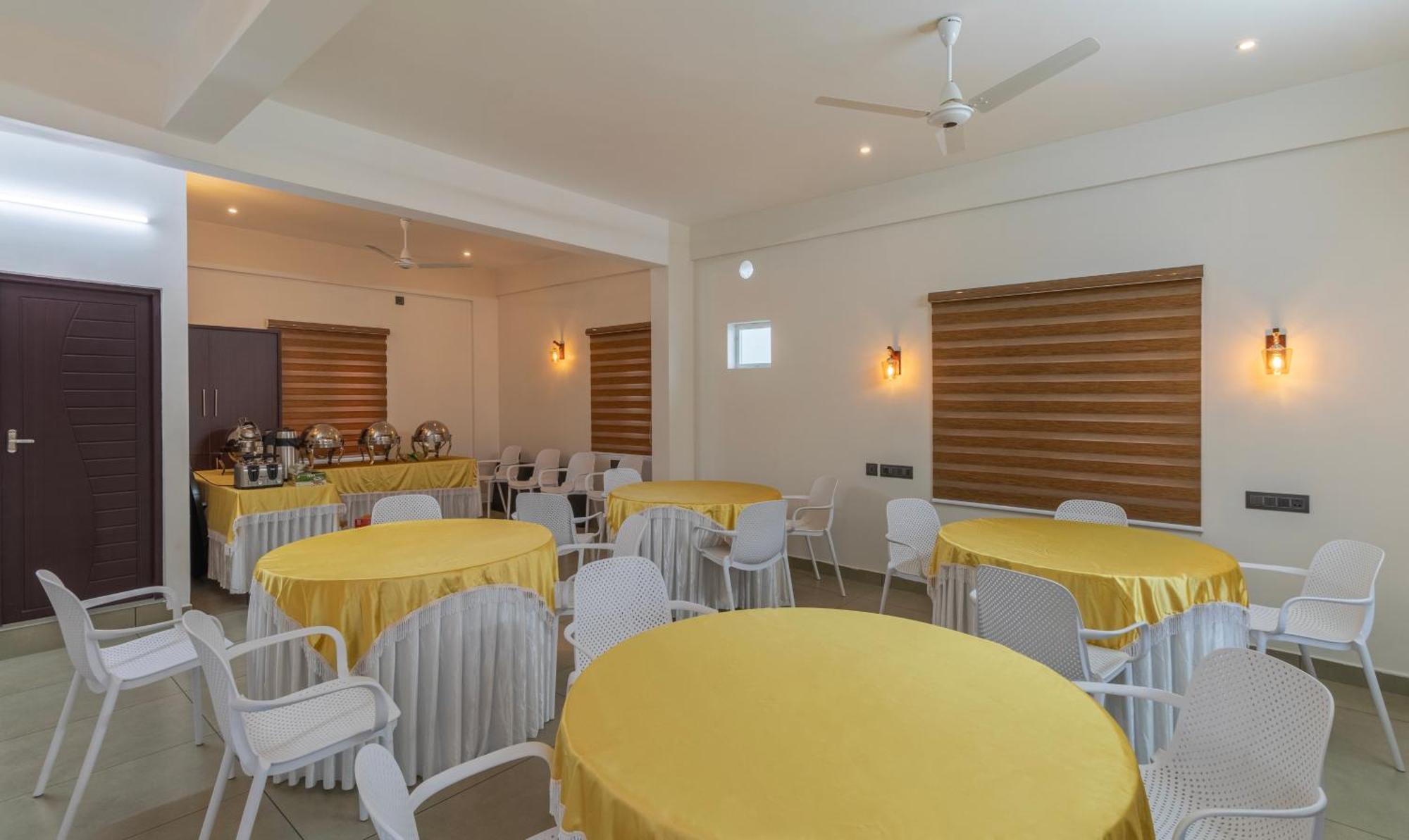 Treebo Amigos Residency Cochin Airport Hotel Kochi Esterno foto
